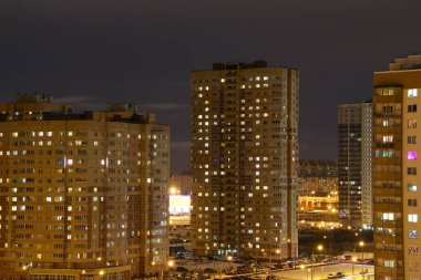 Akşam vakti pencereleri yanan apartmanlar.