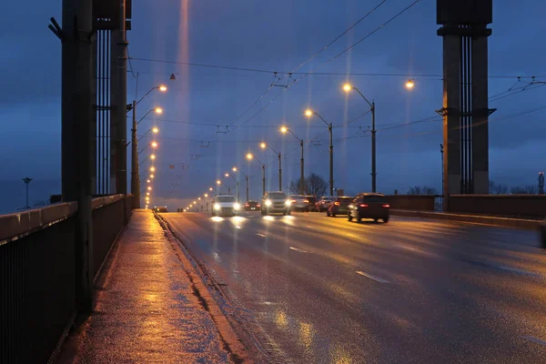 Tráfego Uma Ponte Iluminada Por Lanternas Entardecer — Fotografia de Stock