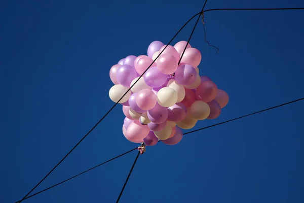 Ett Gäng Flygande Ballonger Som Fastnat Högt Ledningarna — Stockfoto