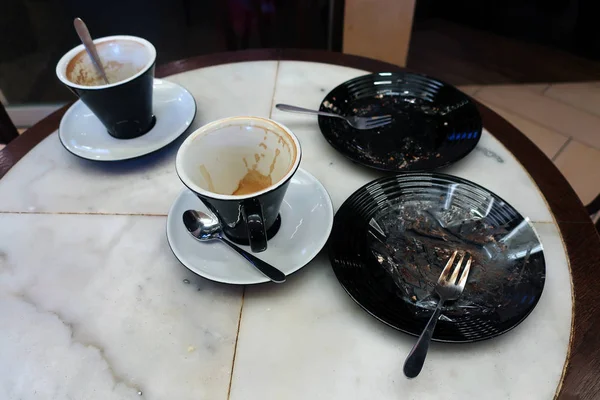 Duas Xícaras Dois Pires Deixados Uma Mesa Café Após Sobremesa — Fotografia de Stock