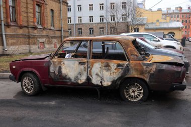 Park yerinde çıkan yangından sonra eski bir araba.