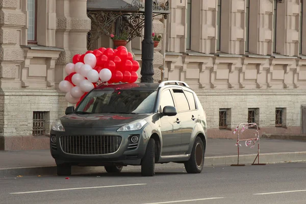 Une Voiture Garée Dans Rue Avec Des Ballons Blancs Rouges — Photo