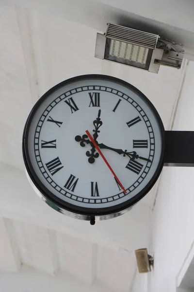 Relógio Parede Com Ponteiros Pretos Hora Minuto Segundo Vermelho Estação — Fotografia de Stock