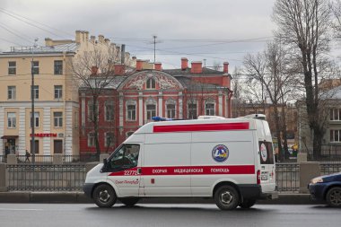20 Mart 2020, Rusya, St. Petersburg, Ambulans arabası sette.