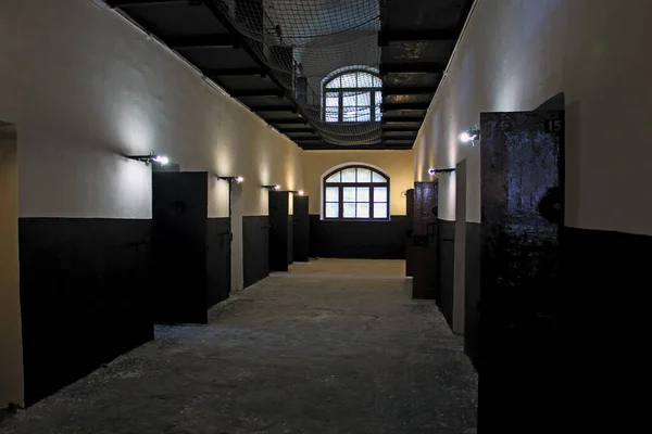 在一间旧监狱的地板和敞开的牢门之间挂着走廊 — 图库照片