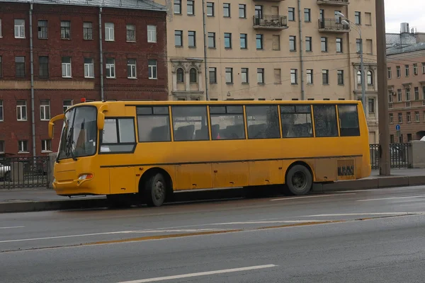 Желтый Автобус Перевозки Детей Припаркованный Набережной Канала Фоне Старых Домов — стоковое фото