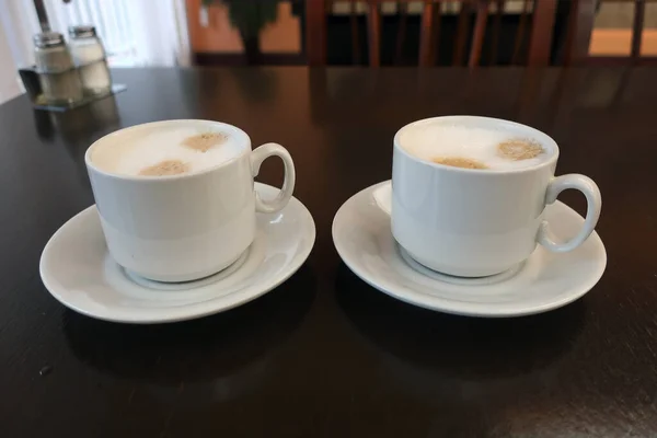 Duas Xícaras Café Latte Uma Mesa Restaurante — Fotografia de Stock