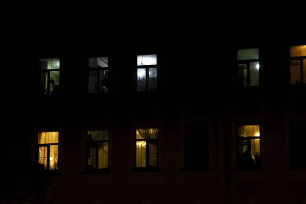 Nachts Leuchtende Wohnungsfenster Denen Jeder Bewohner Seine Eigene Privatsphäre Hat — Stockfoto