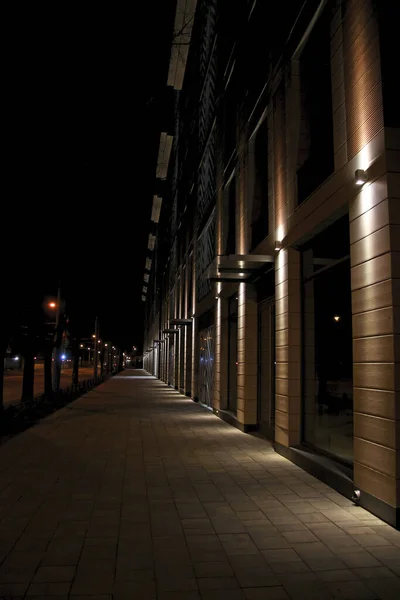 Fachada Edifício Escritório Iluminado Por Holofotes Escuro Noite Imagens Royalty-Free