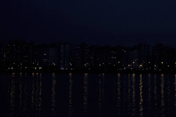 湖上的多层房子 夜间在水面上反射出美丽的灯光 — 图库照片