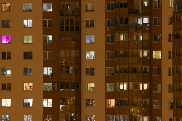 Ventanas Apartamentos Brillantes Noche Donde Cada Ocupante Tiene Propia Privacidad —  Fotos de Stock