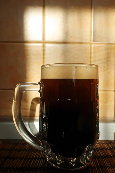 Przezroczysty Szklany Półlitrowy Kubek Ciemnym Piwem Pianką Świetle Słonecznym — Zdjęcie stockowe