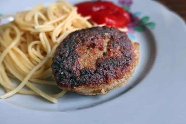 Escalope Frite Avec Spaghettis Ketchup Dans Une Assiette Dans Restaurant — Photo