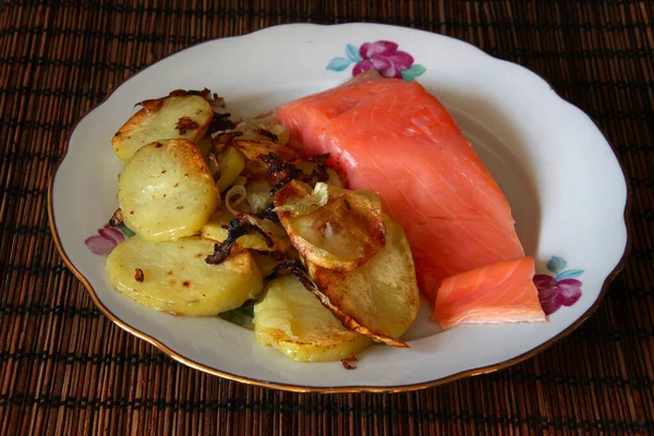 Zalmfilet Met Gebakken Aardappelen Uien Een Bord — Stockfoto