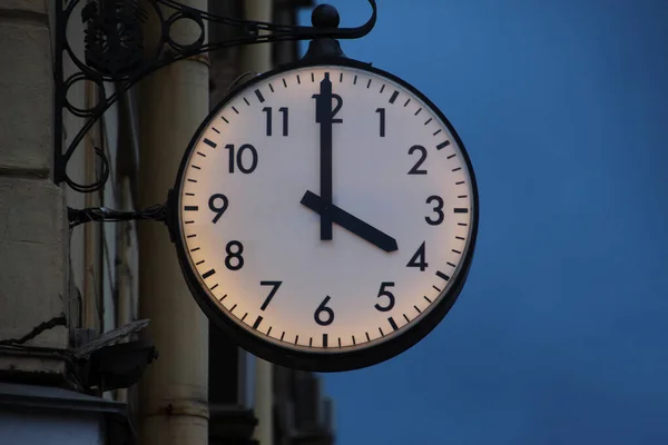 Relógio Rua Retroiluminado Uma Parede Edifício Mostrando Quatro Horas — Fotografia de Stock