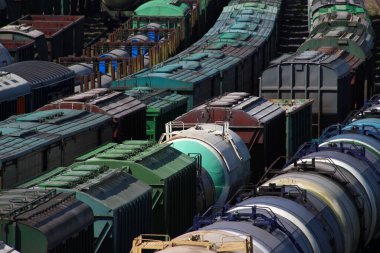 Tren istasyonunun bitişiğindeki raylarda yük trenlerinin sıkışıklığı