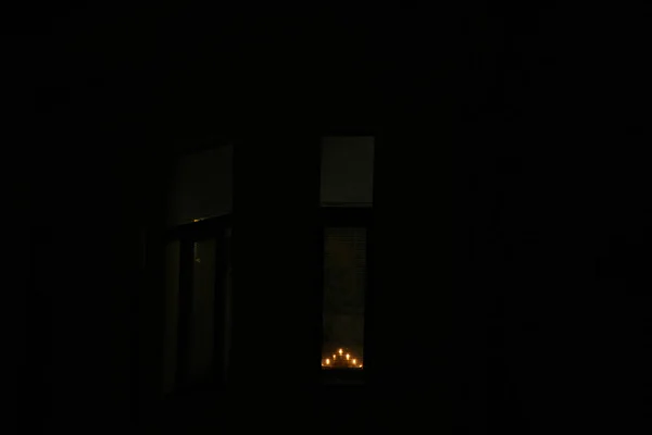 Dřevěný Svícen Sedmi Elektrickými Hořícími Svíčkami Okně Domu — Stock fotografie