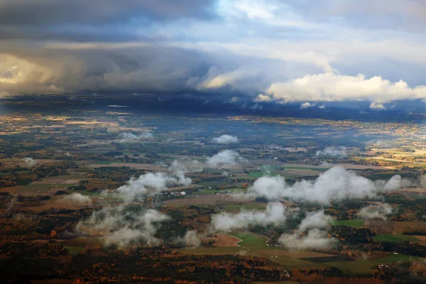 Vista Desde Arriba Raras Nubes Flotando Sobre Bosques Prados Sobre — Foto de Stock
