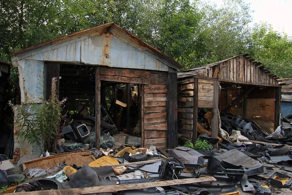 Old Broken One Story Abandoned Garages Things Scattered — Stock Photo, Image