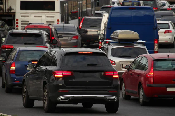 Tráfico Denso Coches Atascados Tráfico Con Quema Semáforos Una Carretera — Foto de Stock