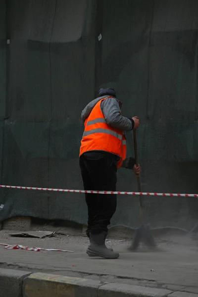 Conserje Chaleco Naranja Barre Acera Con Una Escoba Junto Edificio —  Fotos de Stock