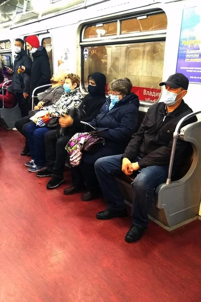 14 Mayıs 2020, Rusya, St. Petersburg, Karantina sırasında tıbbi maskeli metro yolcuları