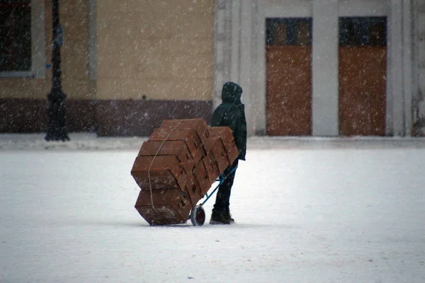 Человек Картонными Коробками Тележке Снежной Дороге Время Снежной Бури — стоковое фото