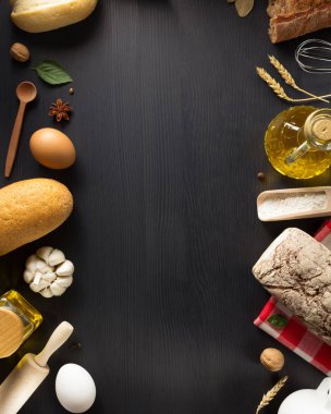 ekmek ve pastane ürünleri ahşap üzerine 