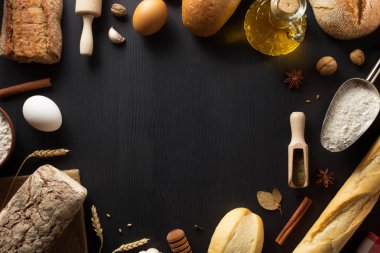 ekmek ve pastane ürünleri ahşap üzerine 