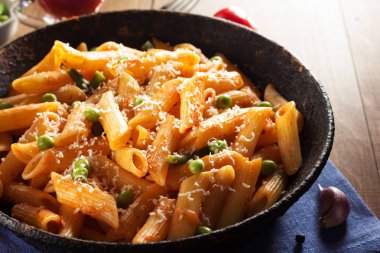 ahşap üzerine hazır makarna