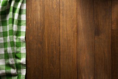 ahşap üzerine ekose desenli peçete