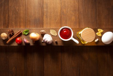 ahşap, baharat ve otlar maddeler