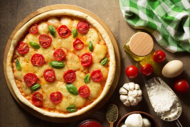 eski yüzeyde İtalyan pizza