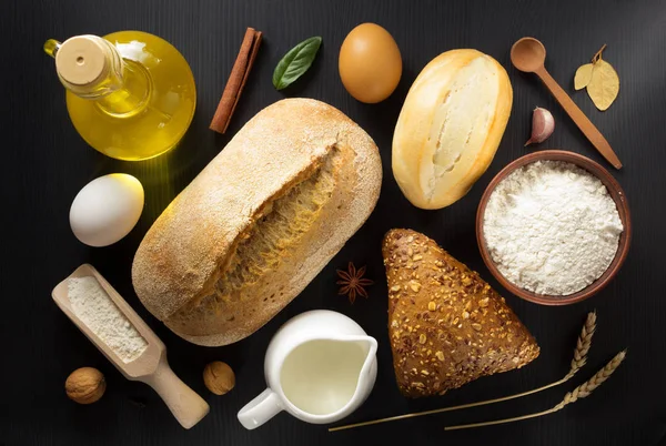 Pan y productos de panadería sobre madera — Foto de Stock