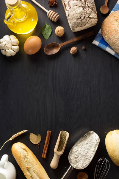 Brot und Backwaren auf Holz — Stockfoto