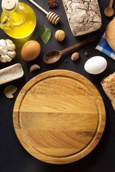 Pan y productos de panadería sobre madera — Foto de Stock