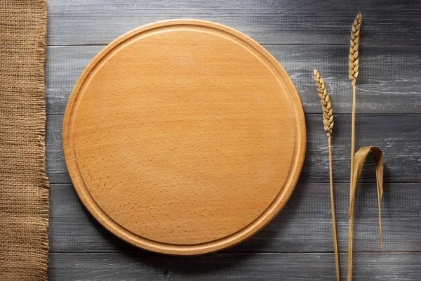 Oren van tarwe en doek op hout — Stockfoto