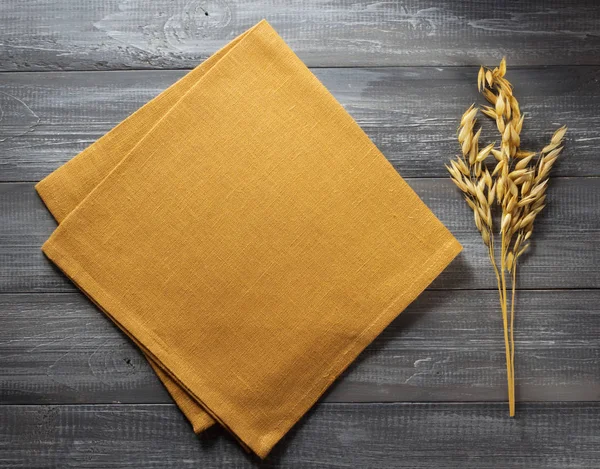 Espigas de avena sobre madera —  Fotos de Stock