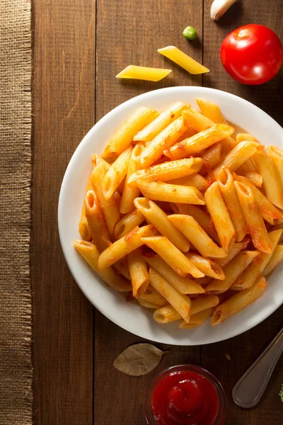 Macarrão pronto em madeira — Fotografia de Stock