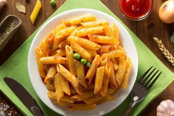 Macarrão pronto em madeira — Fotografia de Stock