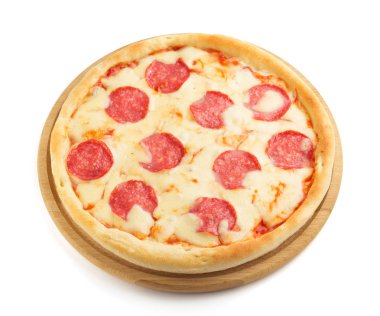 pepperoni pizza üzerinde beyaz izole 