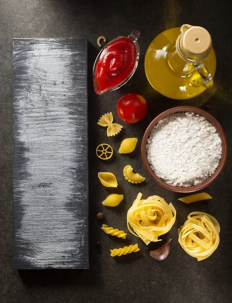 Macarrão e ingrediente alimentar na mesa — Fotografia de Stock
