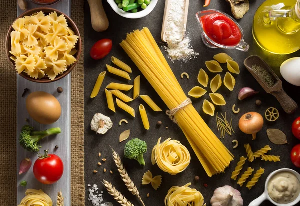 Macarrão e ingrediente alimentar na mesa — Fotografia de Stock