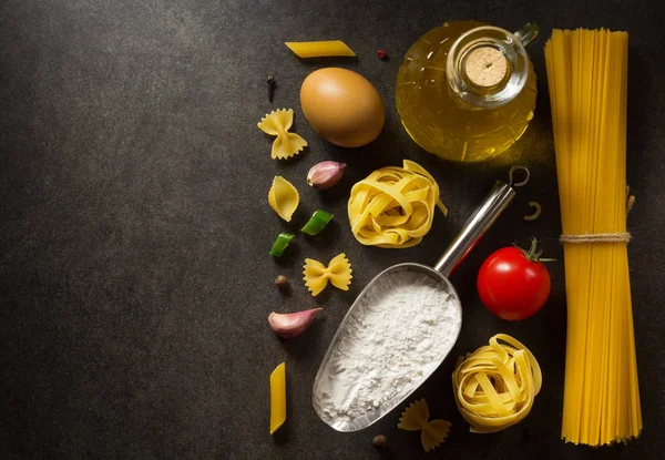 Pasta e ingrediente alimentario en la mesa — Foto de Stock