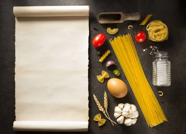 Pasta e ingrediente alimentario en la mesa —  Fotos de Stock