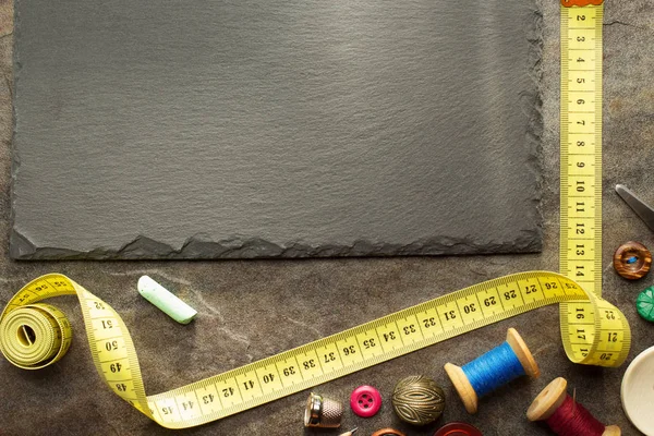 Ferramentas de costura e fita métrica na mesa — Fotografia de Stock