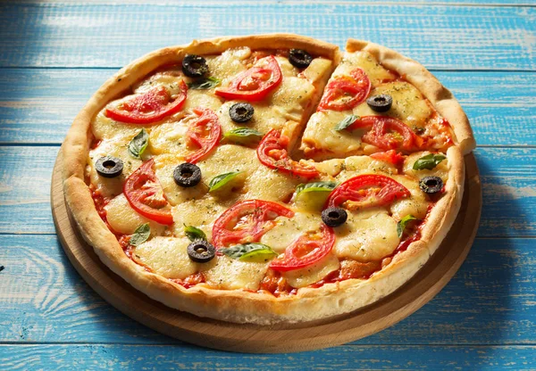 Pizza margarita a legno — Foto Stock