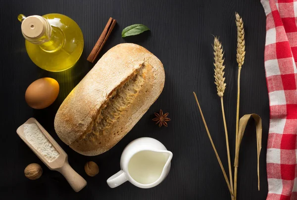 Pane e prodotti da forno su legno — Foto Stock