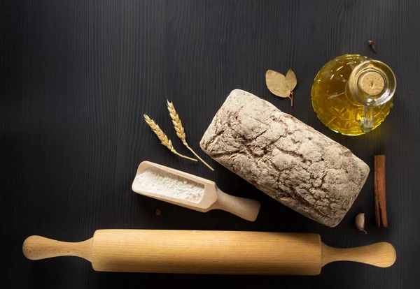 Brot und Backwaren auf Holz — Stockfoto