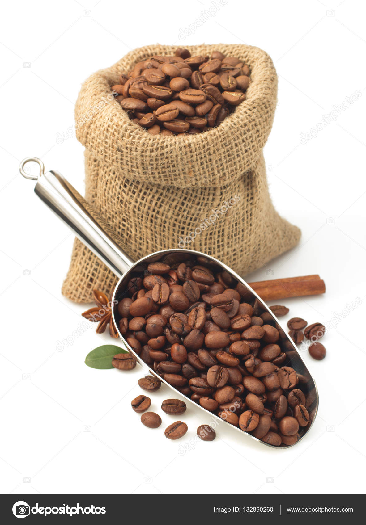 Frijoles de café en una bolsa de fondo blanco — Foto de